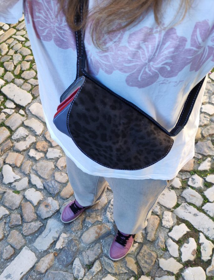 Riñonera Artesanal de Piel con Solapa de Serraje Animal Print - Imagen 3