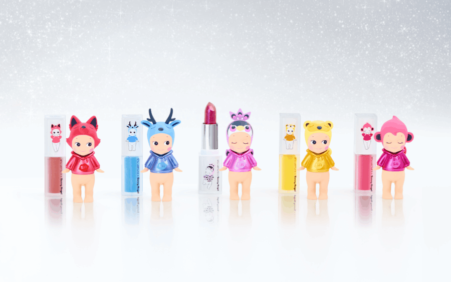 Los cinco modelos de Sonny Angel x shu uemura Makeup Angel Series en colores rosa, rojo, azul, amarillo y morado