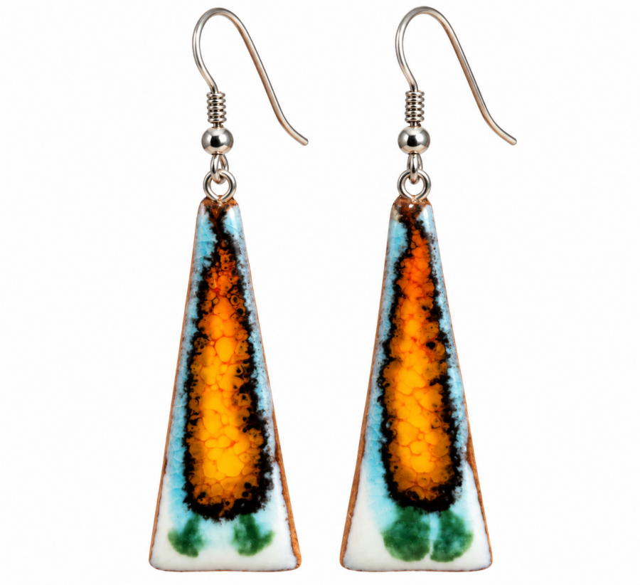 Pendientes triangulares de cerámica artesanal en tonos amarillos, naranjas y azules de Santillana del Mar