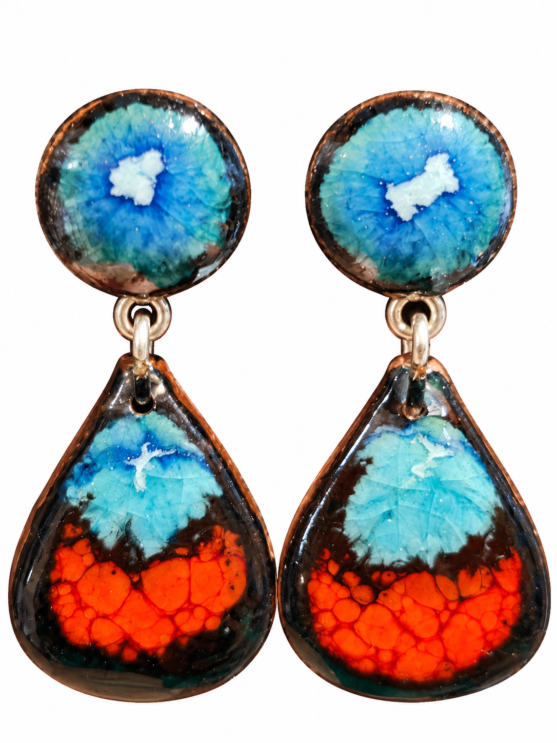 Pendientes de cerámica artesanal en tonos azules y rojos, con forma de lágrima y cierre de presión de acero, hechos en Santillana del Mar.