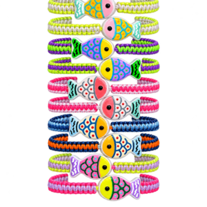 Pulseras Pececitos del Cantábrico de macramé hechas a mano en Santillana del Mar, cinco modelos de colores