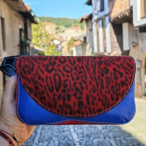 Riñonera de piel azul con solapa roja animal print en Santillana del Mar